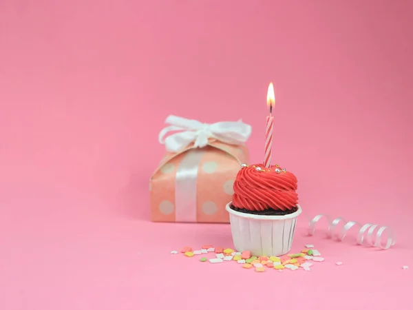 Édes Piros Cupcake Gyertya Ajándék Doboz Rózsaszín Háttérrel Másolás Helyet — Stock Fotó