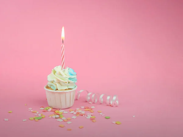 甜纸杯蛋糕 粉红背景上有弓形蜡烛 有复制空间 生日快乐派对背景的概念 — 图库照片
