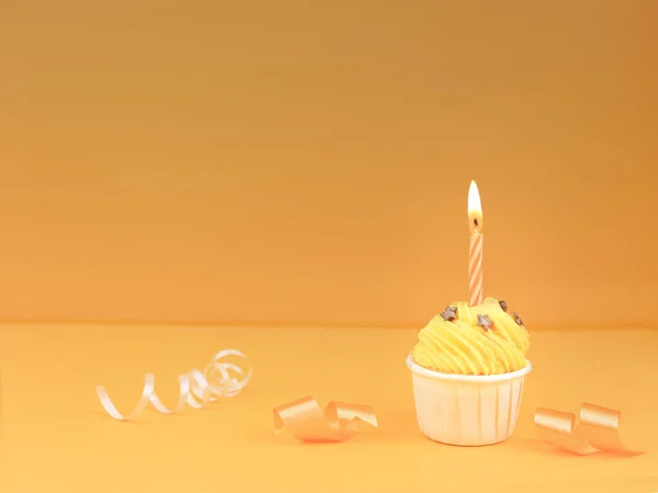 Cupcake Doce Com Vela Arco Fundo Amarelo Com Espaço Cópia — Fotografia de Stock