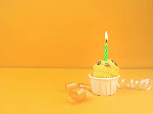 Sladký Košíček Lukem Svíčka Žlutém Pozadí Kopírovacím Prostorem Happy Birthday — Stock fotografie