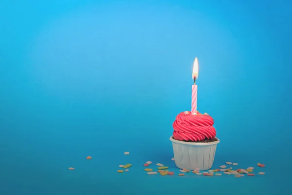 Édes Piros Cupcake Gyertya Kék Háttér Fénymásolás Happy Birthday Party — Stock Fotó