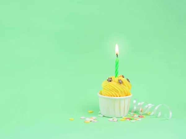 Édes Sárga Cupcake Gyertya Zöld Háttér Fénymásolás Happy Birthday Party — Stock Fotó