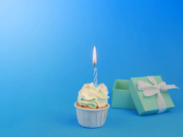 Édes Sütemény Gyertya Ajándékdoboz Kék Háttér Fénymásoló Happy Birthday Party — Stock Fotó