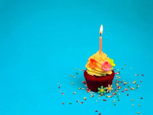 祝你生日快乐 在蓝色的背景上点缀蜡烛 有复制的空间 生日派对上点缀可爱的蛋糕 — 图库照片
