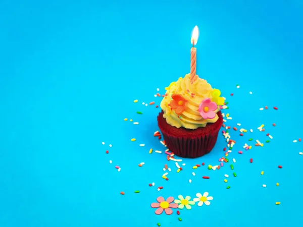 Boldog Születésnapot Cupcake Gyertya Kék Háttérrel Másolás Hely Aranyos Torta — Stock Fotó