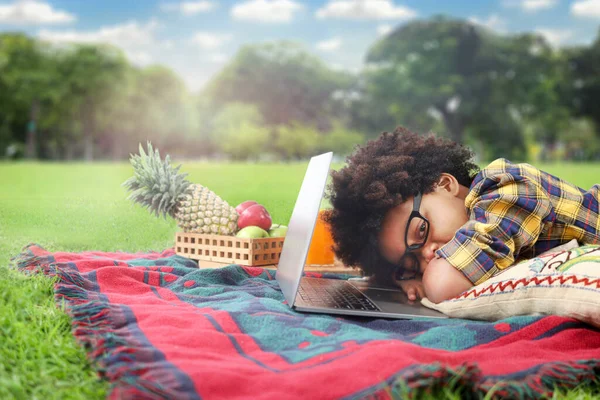 Porträt Eines Jungen Afroamerikanischen Jungen Mit Lockigem Haar Der Laptop — Stockfoto