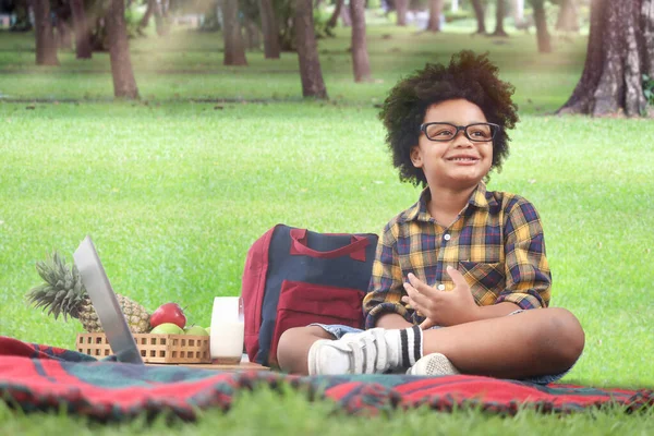 Porträt Eines Lächelnden Jungen Afroamerikaners Mit Lockigem Haar Der Auf — Stockfoto