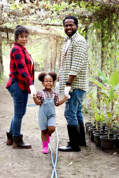 Kırsaldaki Sebze Bahçesinde Mutlu Bir Aile Asyalı Bir Anne Afrikalı — Stok fotoğraf