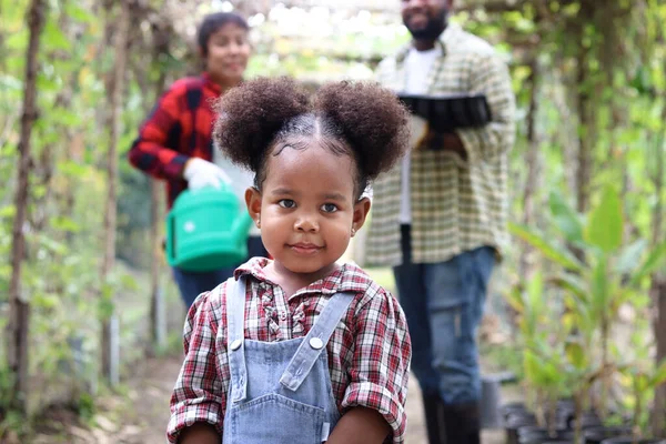 Çiftlikte Çalışan Kıvırcık Saçlı Tatlı Afro Amerikan Kız Portresi Anne — Stok fotoğraf
