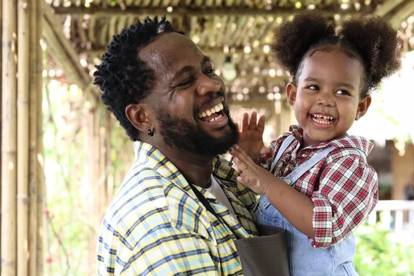 Mutlu Çiftçi Ailesi Tarım Çiftliğinde Çalışıyor Gülümseyen Afrikalı Babanın Portresi — Stok fotoğraf