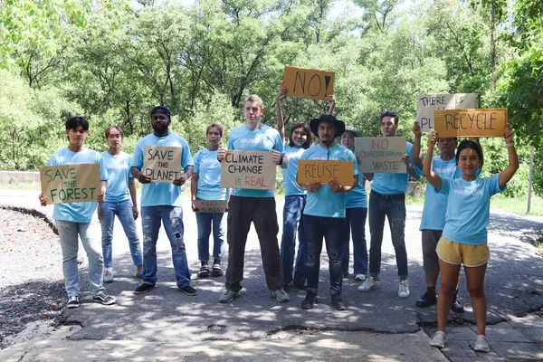 Группа Волонтеров Протестует Против Загрязнения Земли Глобального Потепления Люди Держат — стоковое фото