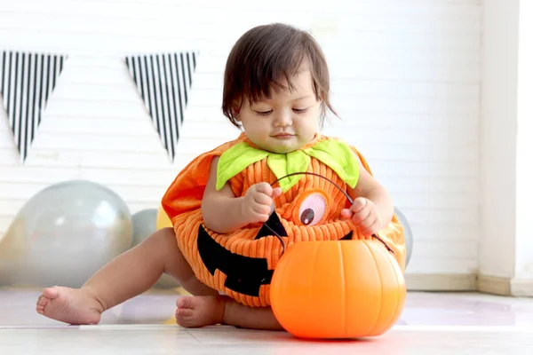 Adorable Baby Girl Kid Dressing Orange Fancy Halloween Pumpkin Costume — Foto Stock