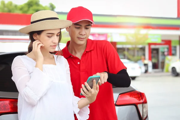 Beautiful Woman Traveler Using Mobile Phone Navigation While Asking Gas — Fotografia de Stock