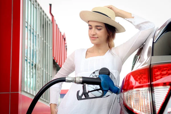 Happy Smiling Customer Woman Standing Waiting Filling Her Car Fuel — Foto de Stock