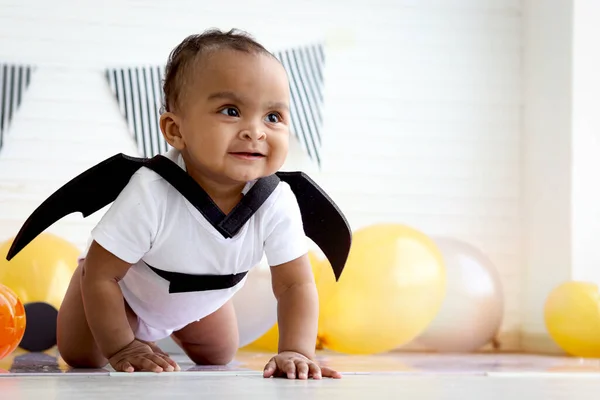 Siyah Yarasa Kanatları Takmış Şirin Afrikalı Bebek Vampir Kostümü Giyip — Stok fotoğraf