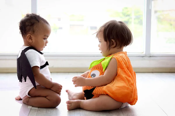 Adorables Dos Niños Bebés Arrastrándose Disfrazados Vampiro Elegante Disfraz Calabaza —  Fotos de Stock