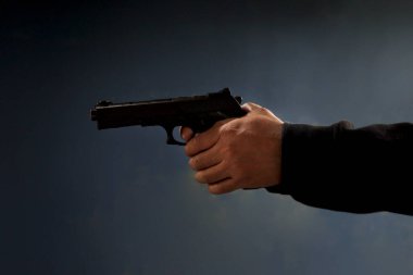 Elinde silah tutan suçlu bir kurban, elinde silahı olan bir hırsız terk edilmiş bir binada suç işlemek için maske hırsızı.