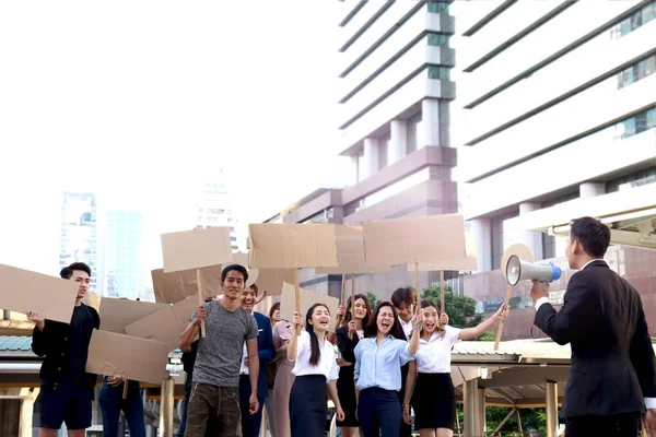 Натовпи Незадоволених Людей Проводять Чисті Банери Протестують Місті Лідер Кричить — стокове фото
