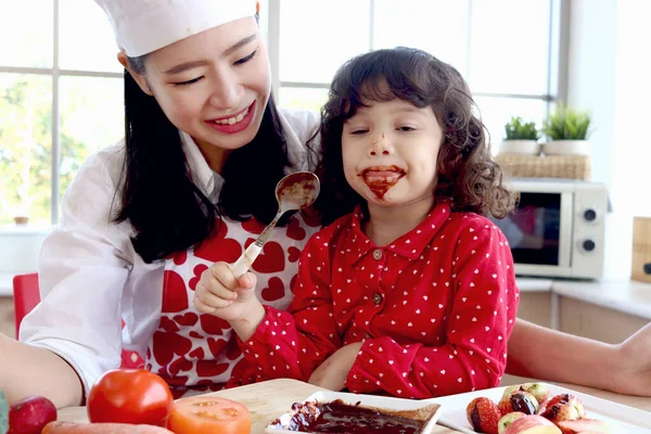 Feliz Sorrindo Linda Menina Comendo Chocolate Rosto Coberto Chocolate Filha — Fotografia de Stock