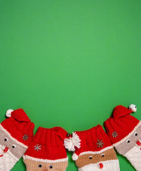 Row Knitted Santa Clauses Green Background — Stock Photo, Image