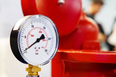 Sıcak su sisteminde basınç sensörü var. Endüstriyel kazan dairesinde mekanik barometre. Yakın plan.