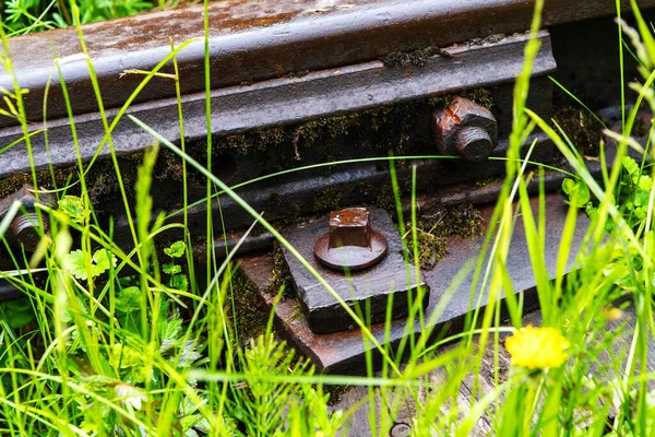 Ein Durch Korrosion Beschädigtes Stück Einer Gusseisenschiene Rostige Eisenbahn Außer — Stockfoto