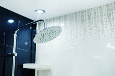 Duş odası. Banyo içi krom döşeme ve seramik seramik seramik kaplama ile siyah ve açık renkli. Boşluğu kopyala