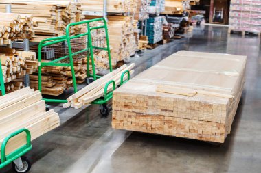 Büyük bir pakette ahşap kirişler. Hırdavatçıda kereste ticareti. Seçici odak