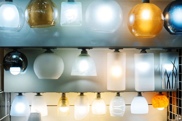 Asortyment Lamp Jednolampowych Stoisku Platformy Handlowej Handel Żyrandolami Sklepie Elektrycznym — Zdjęcie stockowe