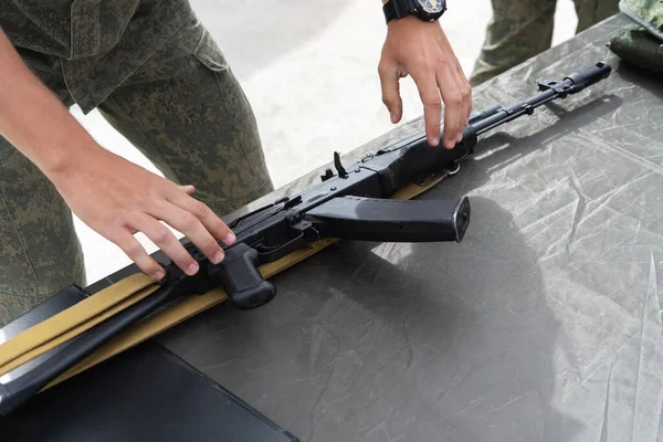 Militärübungen Mit Schusswaffen Der Soldat Nimmt Ein Maschinengewehr Schüsse Üben — Stockfoto