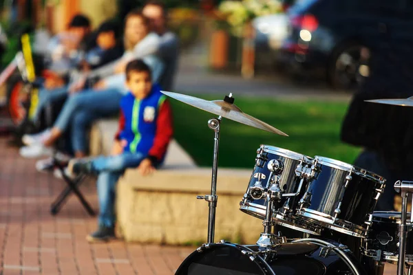 Street Musicians Drum Set Outdoors Spectators Background Unrecognizable Faces Foreground — Foto de Stock