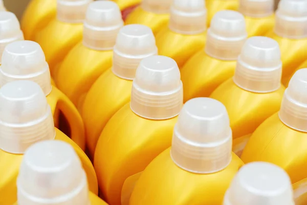 Plastové Láhve Žluté Barvy Čisticím Prostředkem Plechovky Domácí Tekutinou Výloze — Stock fotografie