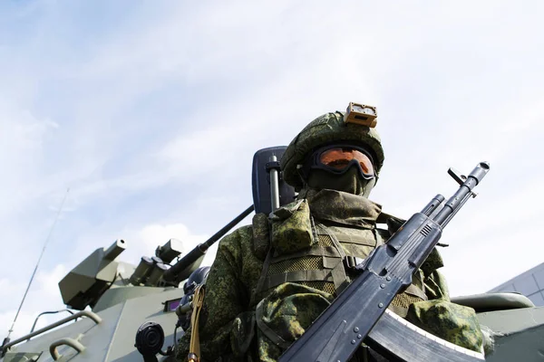 Eine Attrappe Eines Militärs Schutzkleidung Vor Dem Hintergrund Eines Kampffahrzeugs — Stockfoto