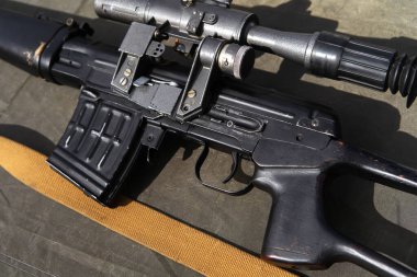 Teleskopik görüşlü bir tüfek. Keskin nişancı savaşları için ateşli silahlar. Yakın plan.