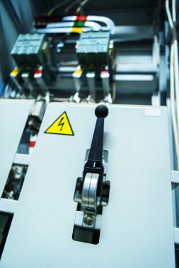 Endüstriyel santrali aç. Apartman dairesinde güvenlik önlemleri olan elektrikli aletler. Dikey fotoğraf. Yakın plan.