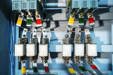Sanayi santralindeki sigortalar. Küçük sanayi tesisleri ve apartmanlar için yüksek voltajlı elektrik ekipmanı. Yakın plan.