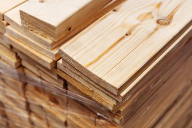 Toptan satış mağazasının deposundaki tahtalar. Çam kerestesi şantiyeye teslim için hazırlandı. Büyük ve küçük miktarlarda işlenmiş kereste ticareti. Yakın plan.