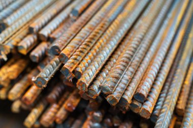 Armatür. Çeşitli yapıları güçlendirmek için metal çubuklar. Toptan ve perakende mağazasının tezgahında inşaat malzemeleri. Yakın plan.