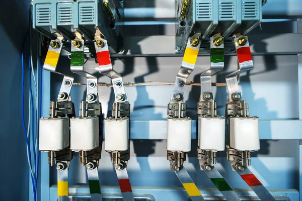 Sanayi santralindeki sigortalar. Küçük sanayi tesisleri ve apartmanlar için yüksek voltajlı elektrik ekipmanı. Yakın plan.