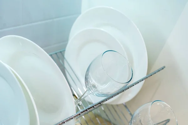 Weiße Teller Und Ein Weinglas Liegen Auf Einem Metalltrockner Nahaufnahme — Stockfoto
