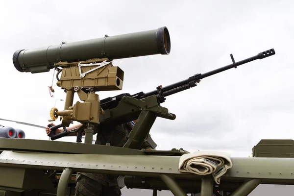 Askeri Bir Aracın Çatısında Ateşli Silahlar Savaş Için Makineli Tüfek — Stok fotoğraf