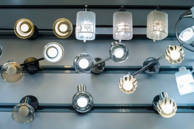 Elektrikçi vitrininde iki lamba olan küçük avizeler. Bir mağaza zincirinde lamba çeşitleri