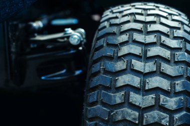 ATV tekerleği. Karanlık bir arka planda off-road lastik izleri. Yakın plan.