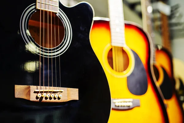 Guitarras Madera Diferentes Formas Colores Comercio Instrumentos Acústicos Una Tienda — Foto de Stock