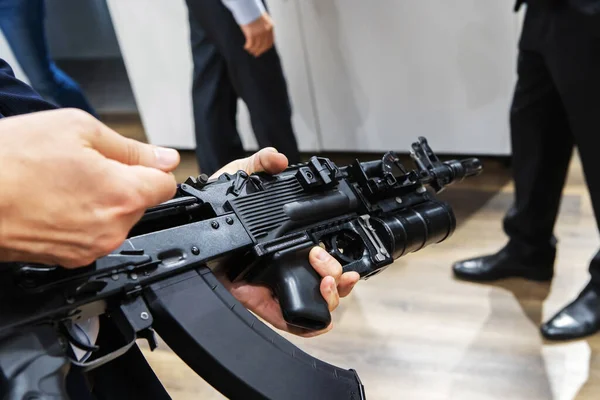 Ein Mann Testet Auf Einer Ausstellung Moderner Waffen Ein Maschinengewehr — Stockfoto