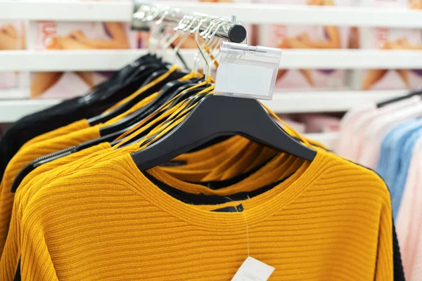 Dámské Svetry Ramínkách Obchodě Prodej Levného Oblečení Maloobchodní Síti Detailní Stock Snímky