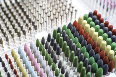 Öğütücü için aşındırıcı eklentiler. Çeşitli şekil ve boyutlarda kozmetik işlemler için ekipman. Bir sürü konfor. Seçici odak