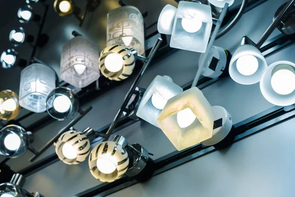 Asortyment Lamp Sklepie Elektrycznym Handel Urządzeniami Oświetleniowymi Hurtowej Sieci Detalicznej — Zdjęcie stockowe