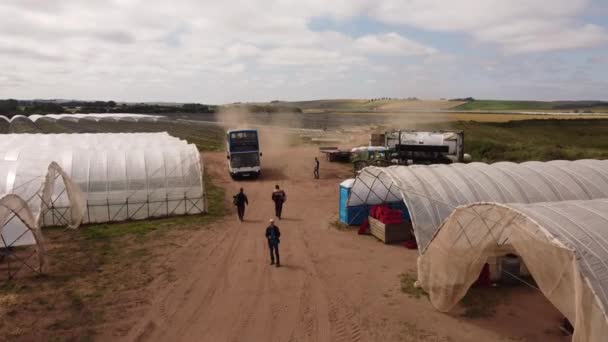 Vue Sur Drone Bus Amené Les Ouvriers Agricoles Aux Serres — Video