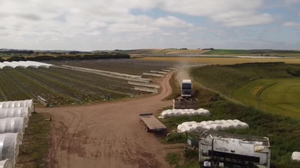 Widok Drona Szkocji Dwupoziomowy Autobus Przybywa Farmę Szklarniową Płynne Przejście — Wideo stockowe